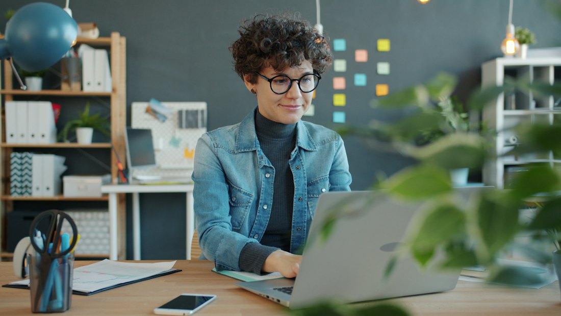 Empresaria trabajando con su computadora en una oficina